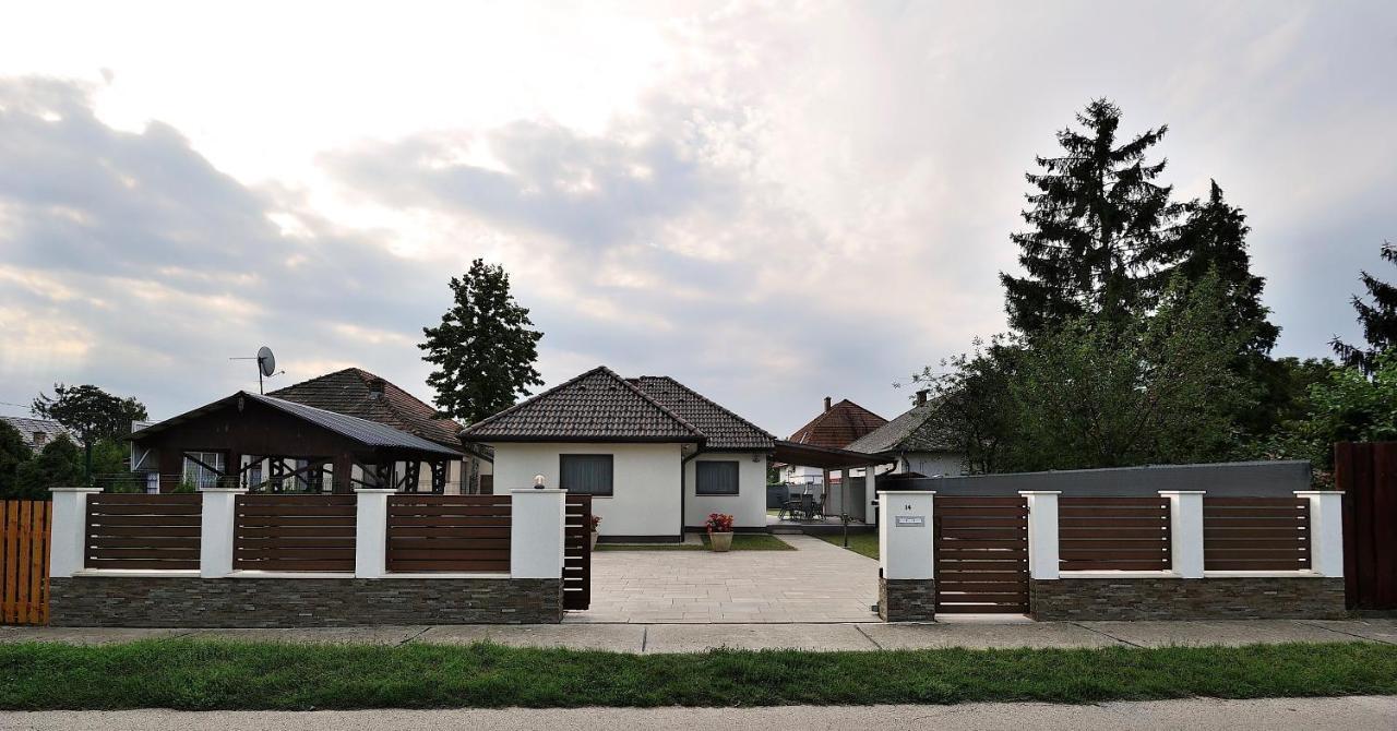 Laura Villa Balatonlelle Esterno foto