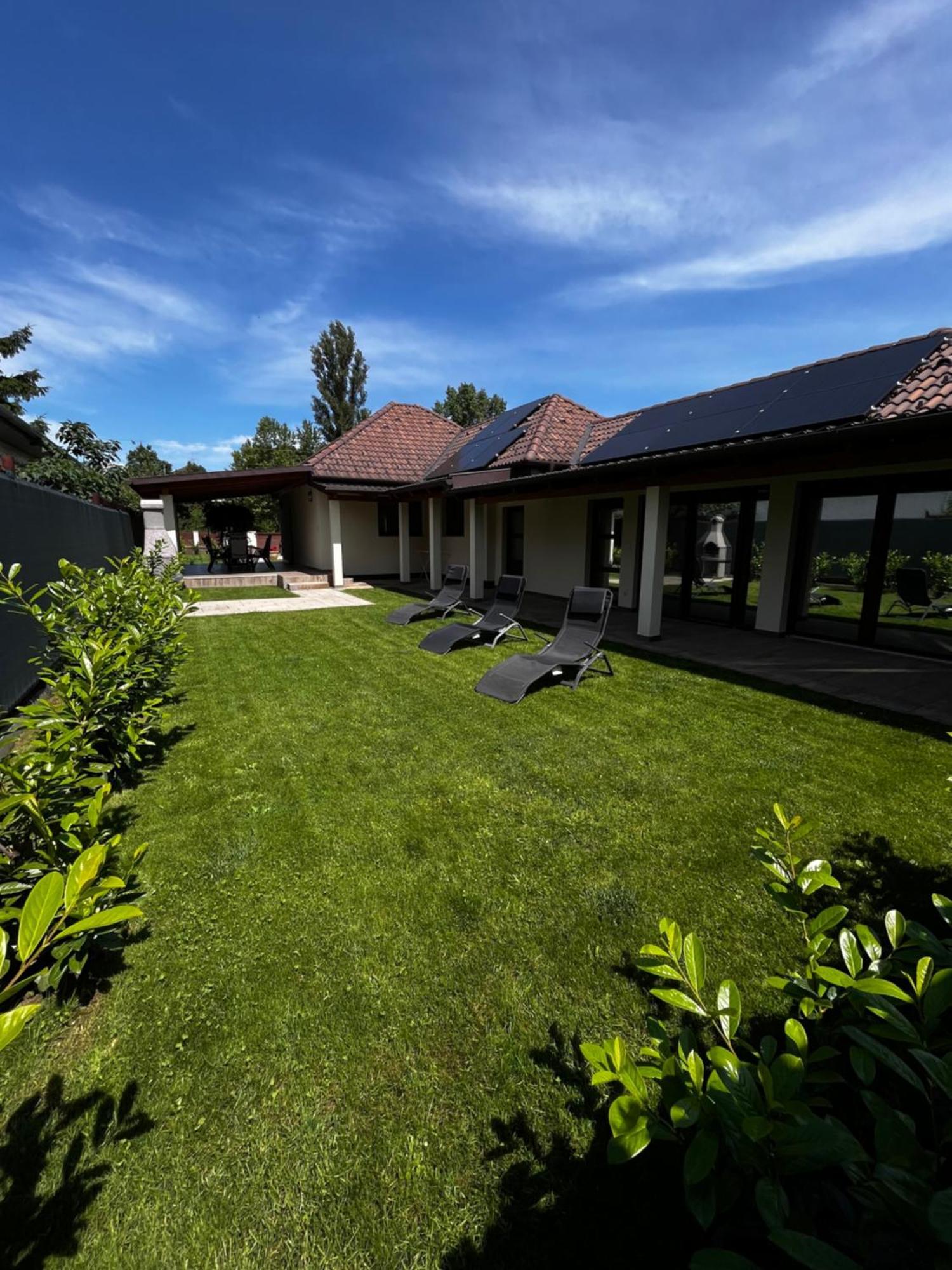 Laura Villa Balatonlelle Esterno foto
